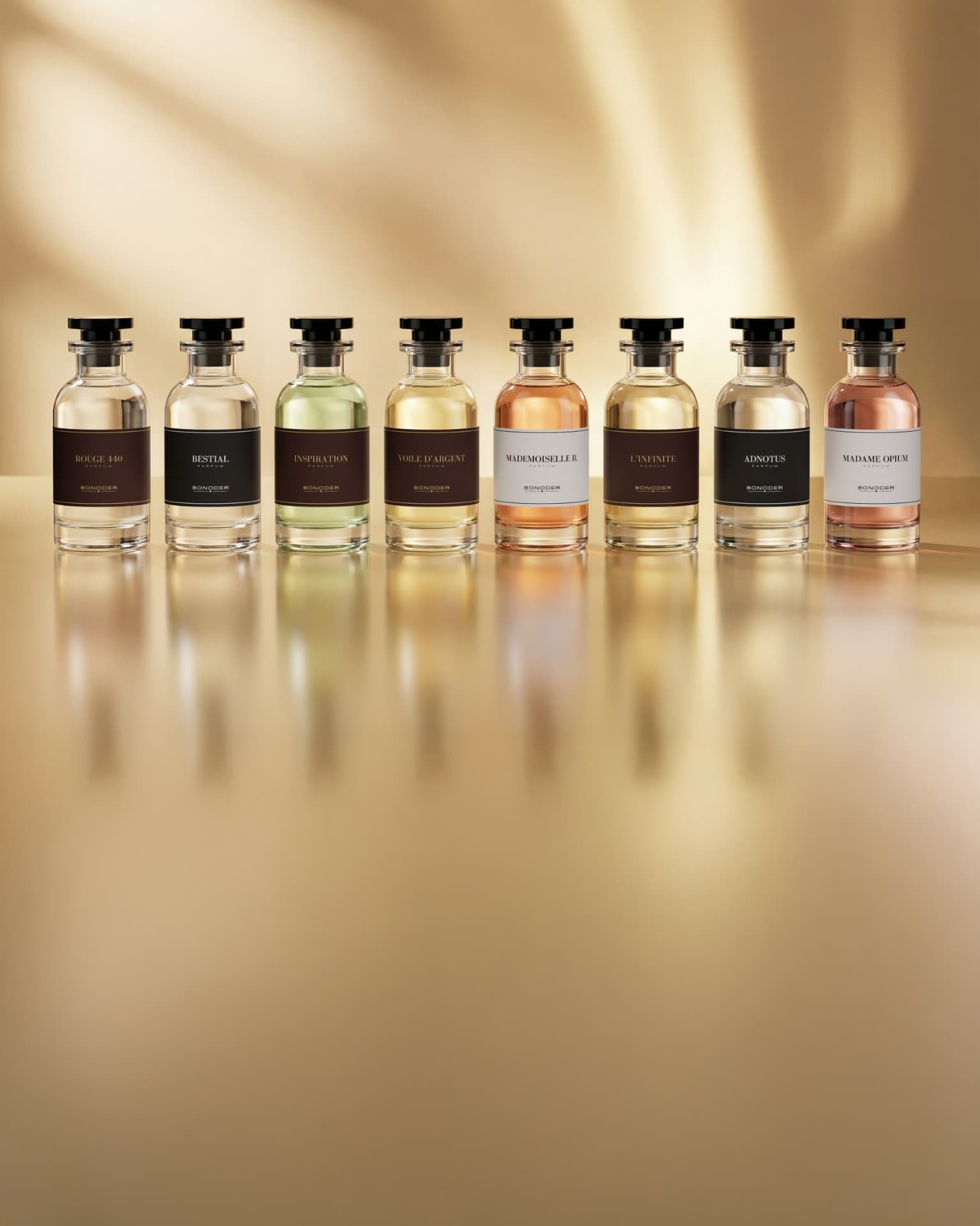Rangée de flacons de parfum BONODER sur fond doré